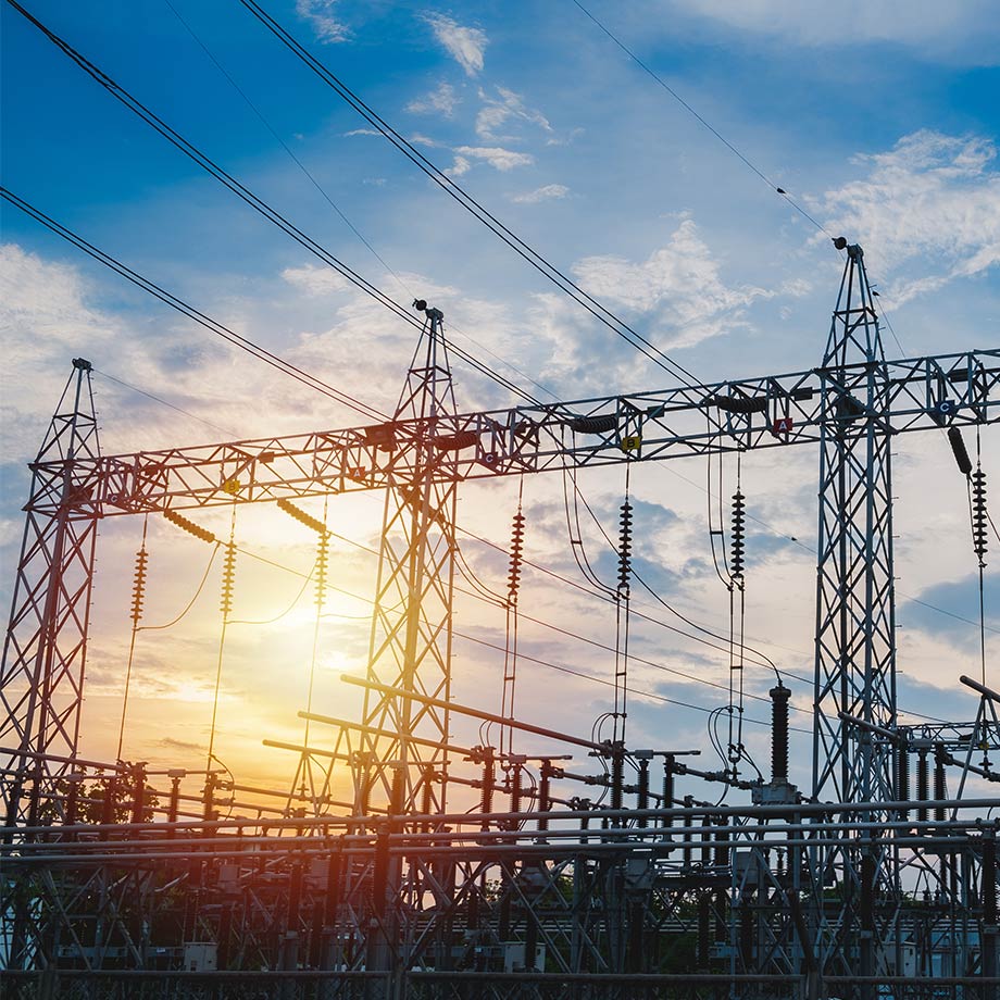 Umspannwerk mit Stromleitungen bei Sonnenuntergang – kritische Infrastruktur der Energieversorgung